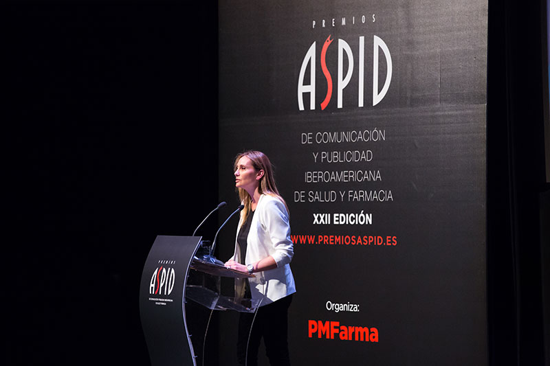La presentadora Eva Franqués, da paso a la entrega de premios
