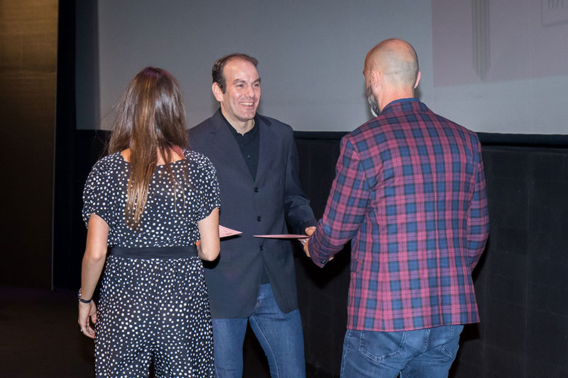 Roger Antich de PMFarma entregando los diplomas al mejor cartel