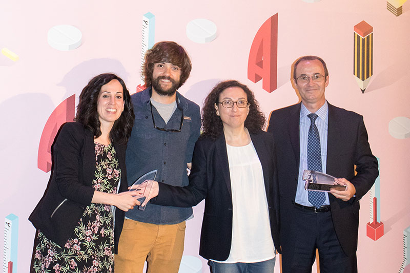 Jessica González y Caty Guzmán de Blue Bliss con Juan Miguel Cervantes Valero, de Nestlé
