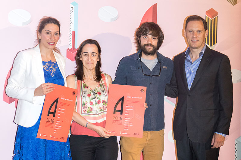 Cayetana Gutiérrez y Beatriz Armada de Pfizer con Francisco Bascuas de Saned