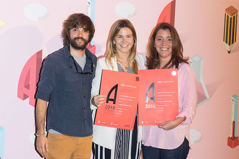 Berta Vázquez de Quevedo de Alcon y Olivia Walsh de apple tree