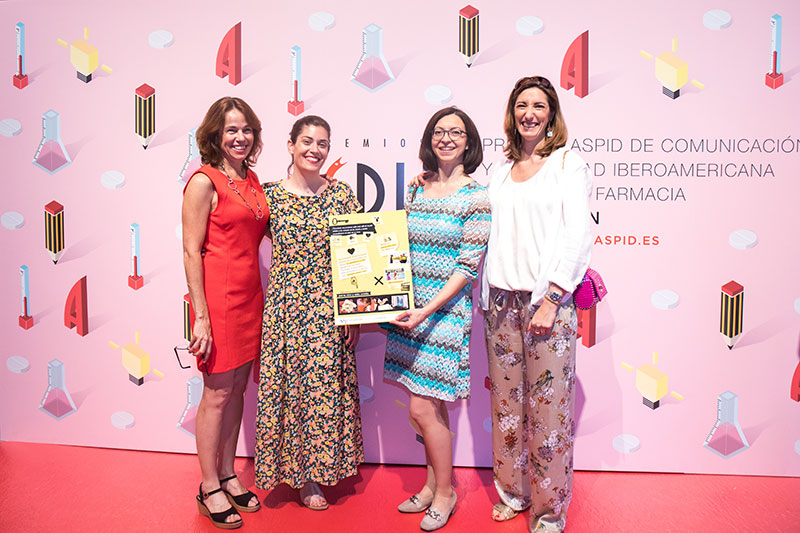 Las ganadoras de #MásAlládelaPiel con su obra