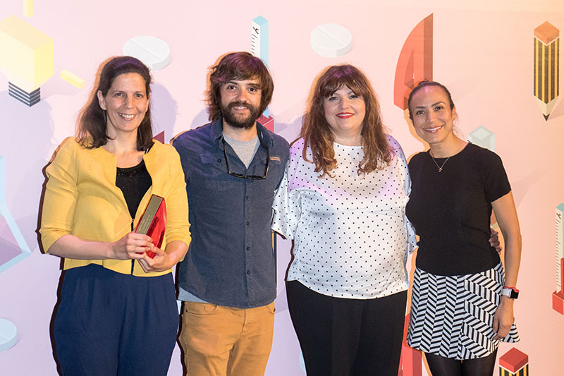Ángeles Bravo, Public Affairs Manager de Bristol-Myers Squibb con parte del equipo de BMS, recibiendo el tradicional premio al Anunciante del Año
