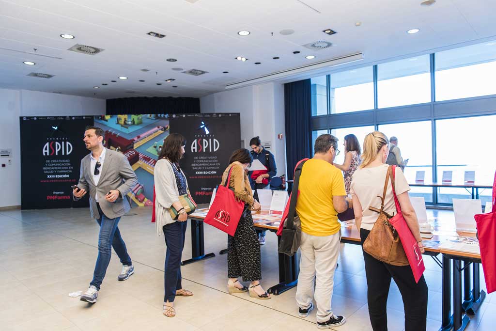 Asistentes en la exposición