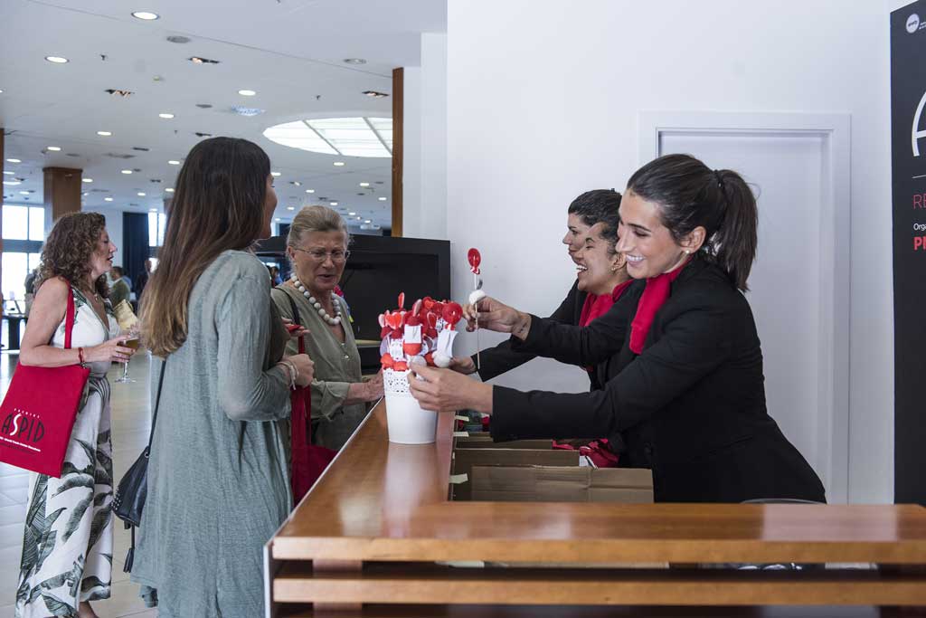 Este año la organización incluyó brochetas de chucherías como detalle