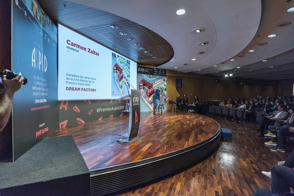 Roger Antich dando el diploma de ganadora del cartel a Carmen Zaiter