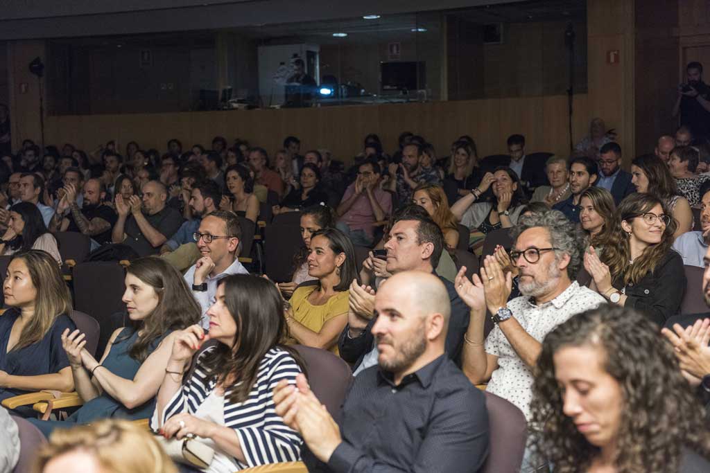 Asistentes a la Gala aplaudiendo