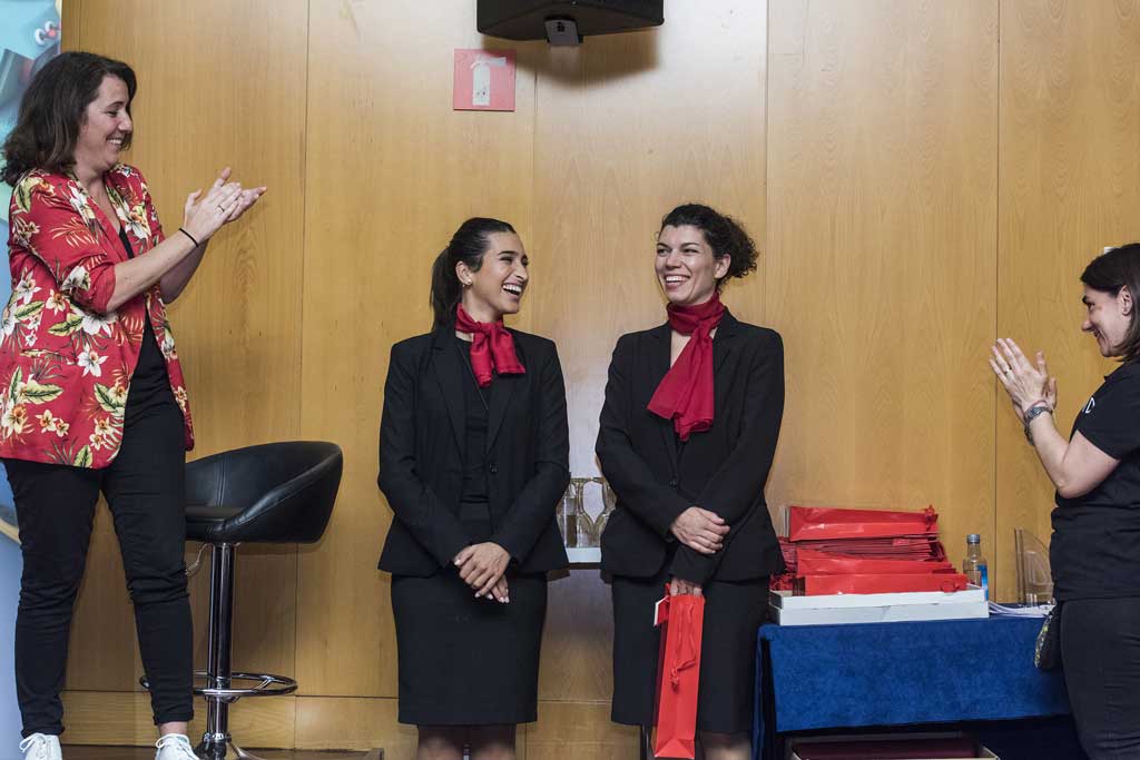Las azafatas alcanzaron los premios a la presidenta del jurado, quien los entregaba a los ganadores