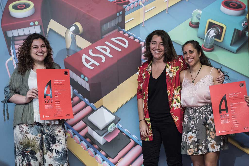 Laia Cuevas y Silvia Sánchez de Ogilvy Health con la presidenta del jurado