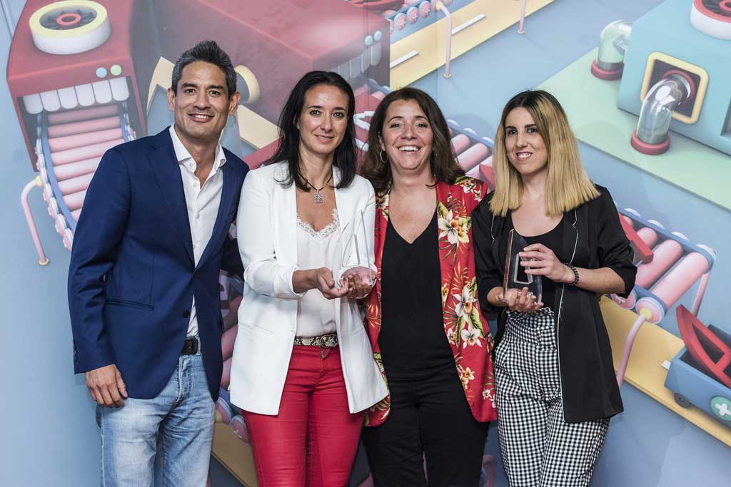 Orlando Vergara y Laura Corredor de Novartis con Sara Hurtado de apple tree