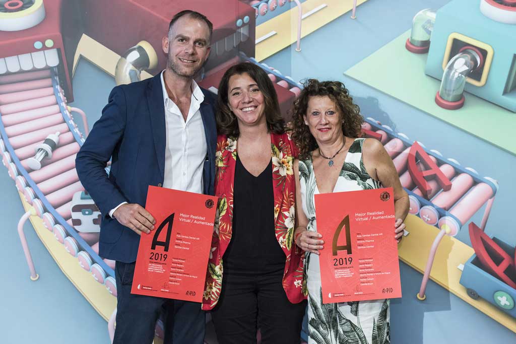 Ralf Himmelreich de Inneva Pharma y María Inmaculada Hernández de Sanitas Dental