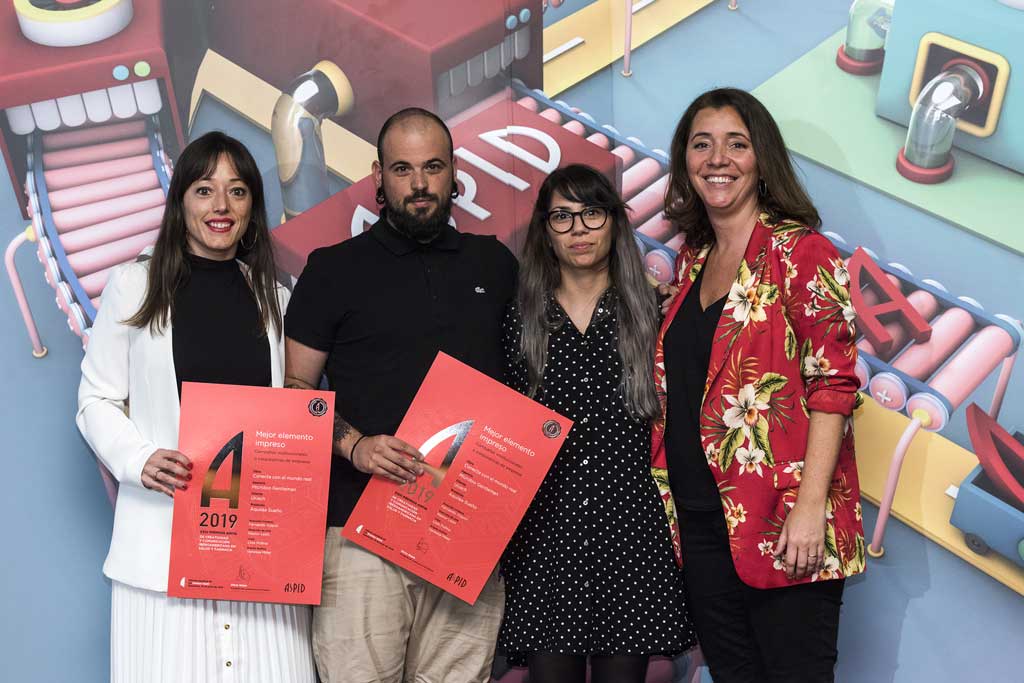 Elisabet Ballestero de Uriach junto a Néstor León y Vanessa Millet de Microbio Gentleman
