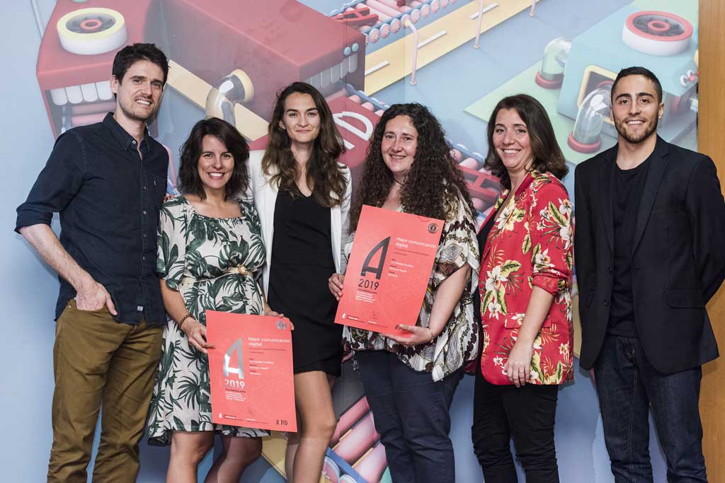 Lluís Mata y Magui Millon de McCann Health, Clara Cano de Novartis, Adriana García de la Asociación de Afectados por la Urticaria Crónica y Sergi Abajo de McCann