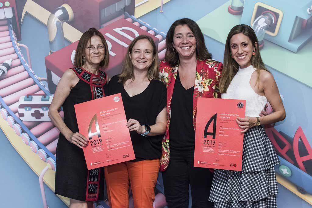 Amelia Nerín, colaboradora del proyecto, con Belén Alguacil de Pfizer y Elena Gracia de Ogilvy