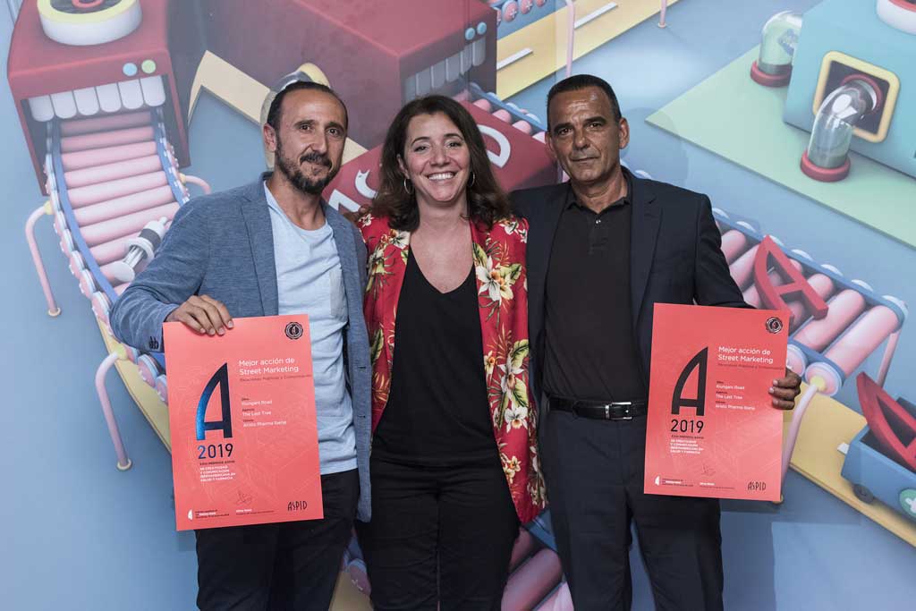 Miguel Peñalver de The Last Tree y David Ortiz de Aristo Pharma con Olivia Walsh