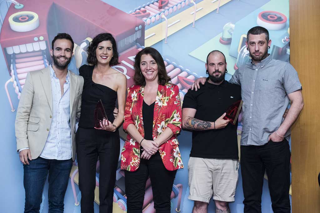 Víctor Bernet y Alba Esteve de Uriach con Néstor León y Enric Escolà de Microbio