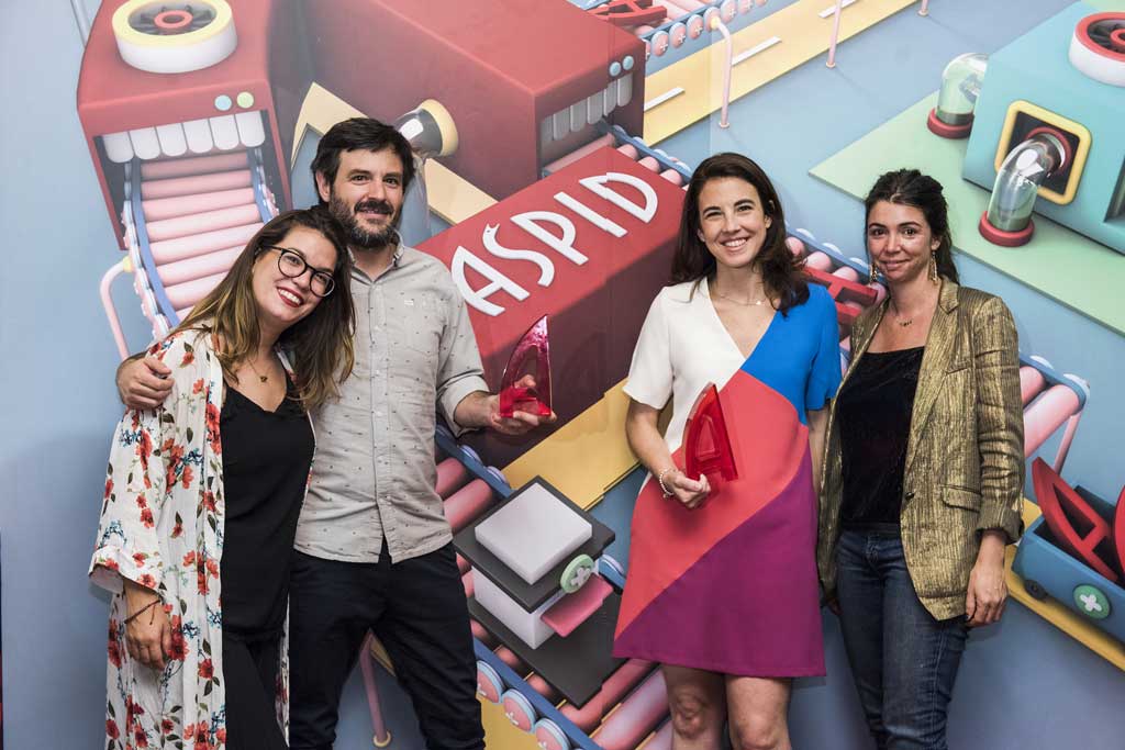 Premiados tomando una foto de recuerdo ante el photocall del auditorio