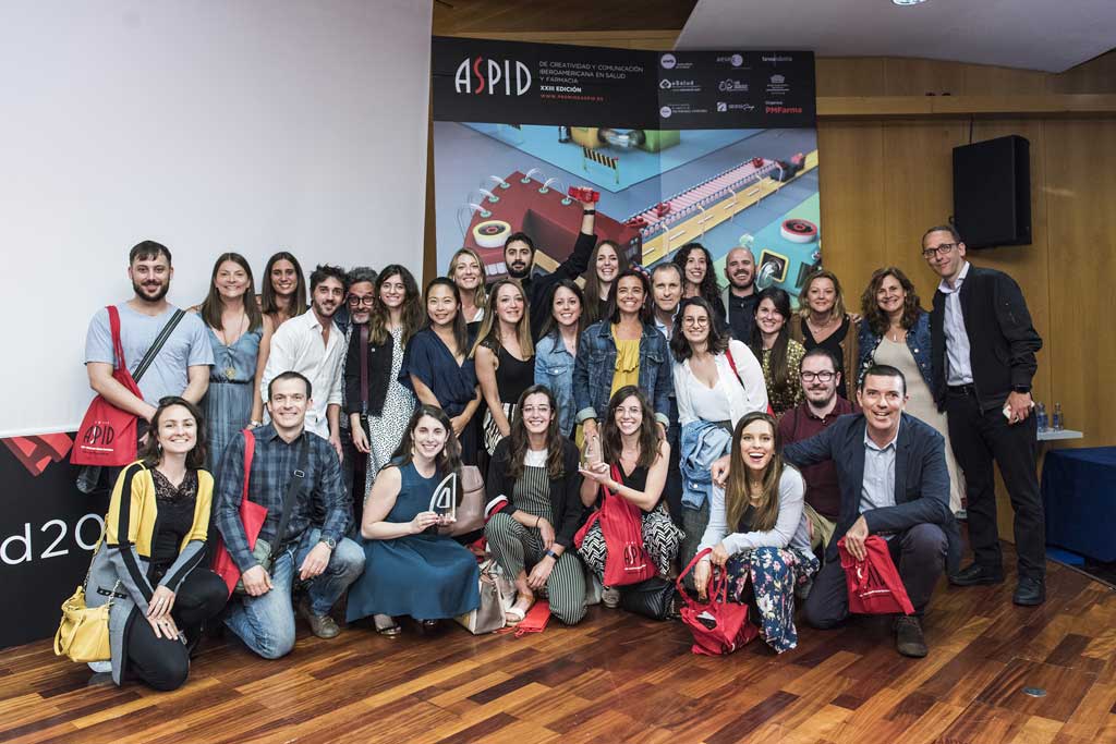 Algunos premiados aprovecharon el escenario para tomar fotos