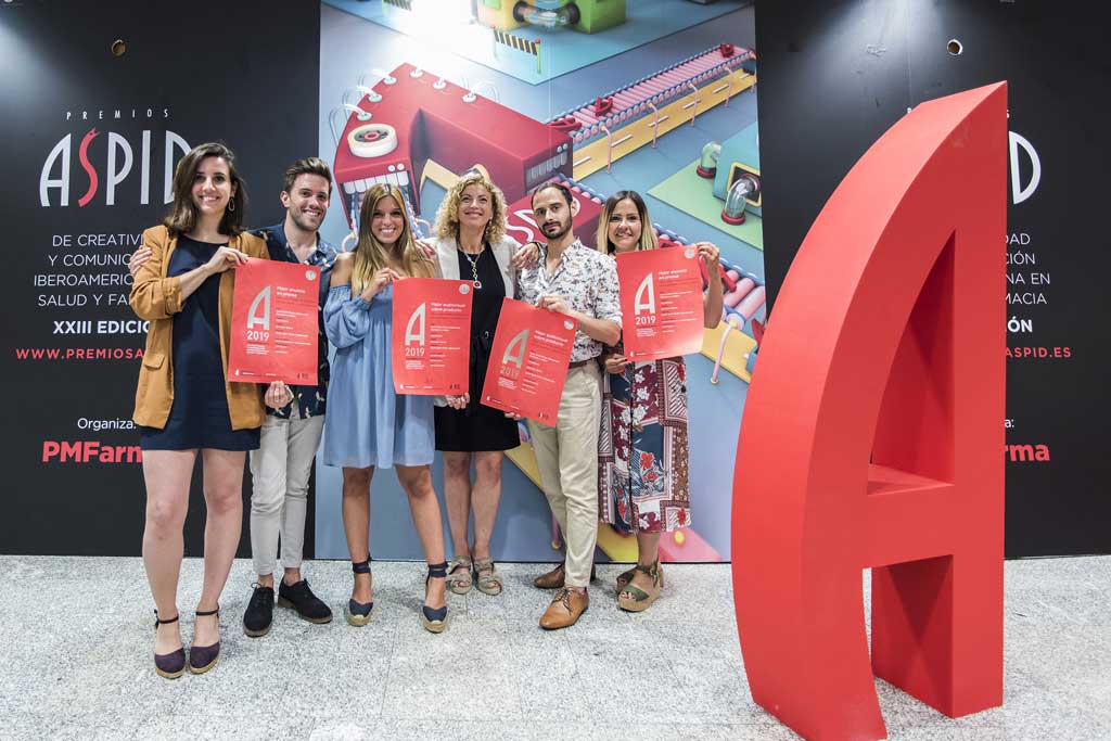 Premiados tomando una foto de recuerdo con la recreación de la estatuilla