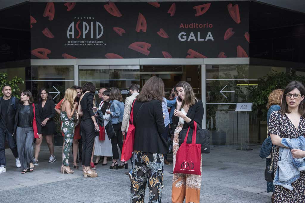 Asistentes en la entrada al auditorio tras la Gala