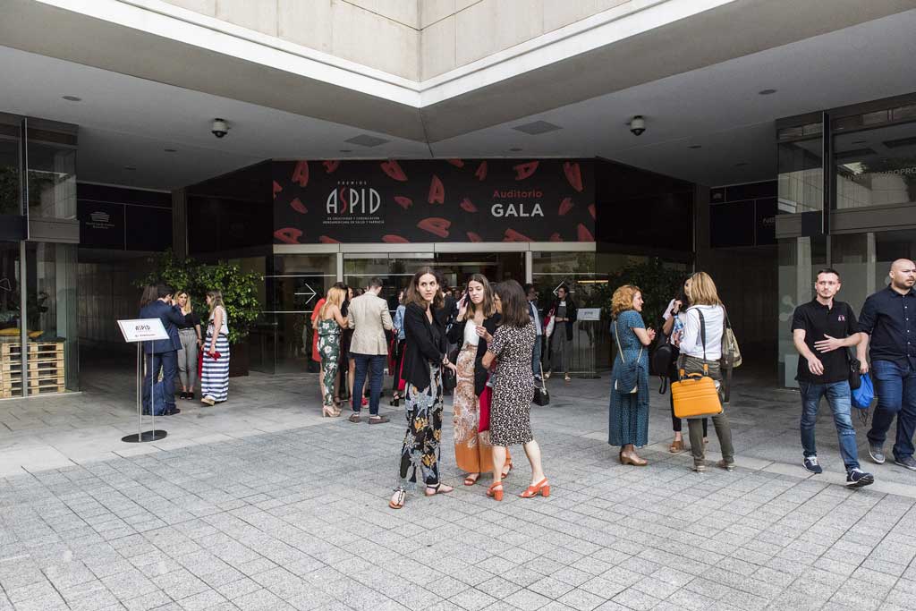 Asistentes en la entrada al auditorio