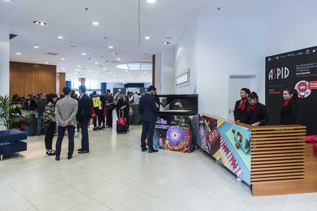 Al lado de la recepción, 3DforScience instaló una pirámide holográfica espectacular
