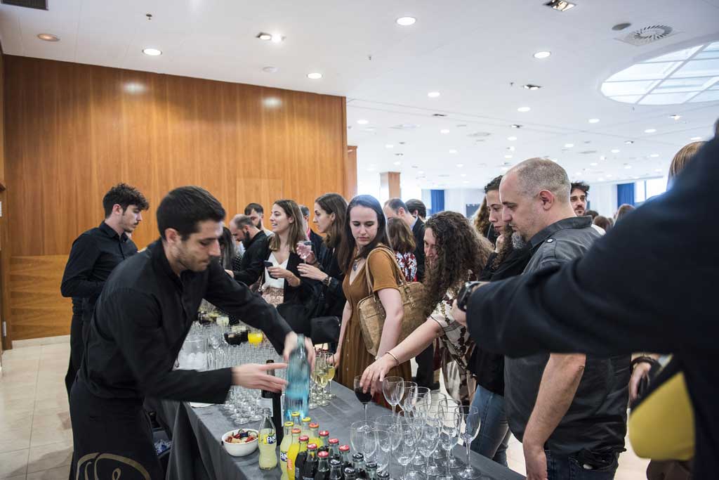 Los asistentes comentando la Gala