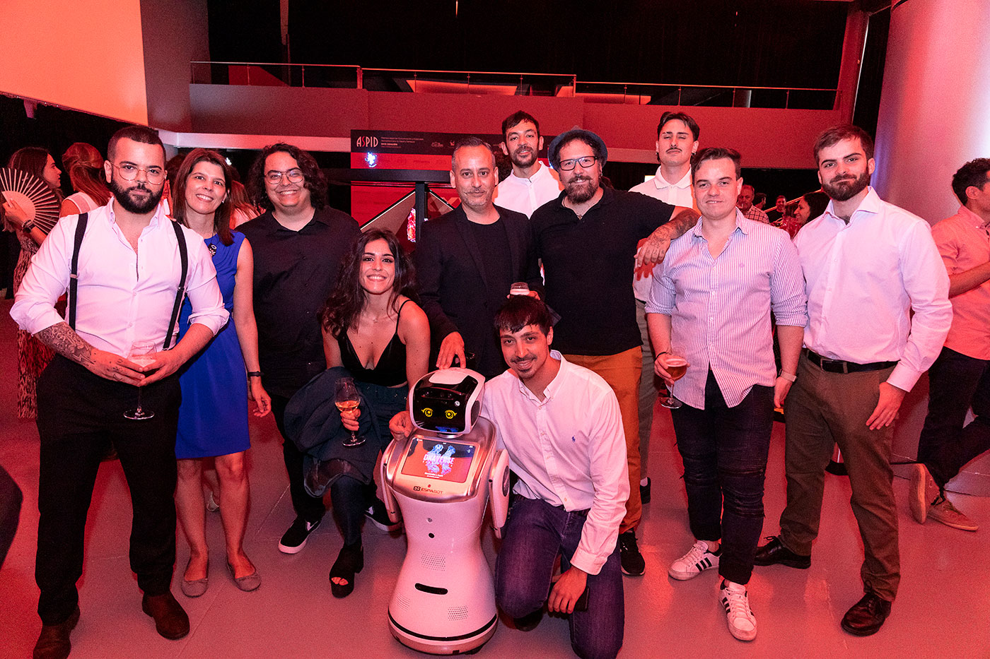 Algunos de los asistentes con la robot cortes�a de 3D