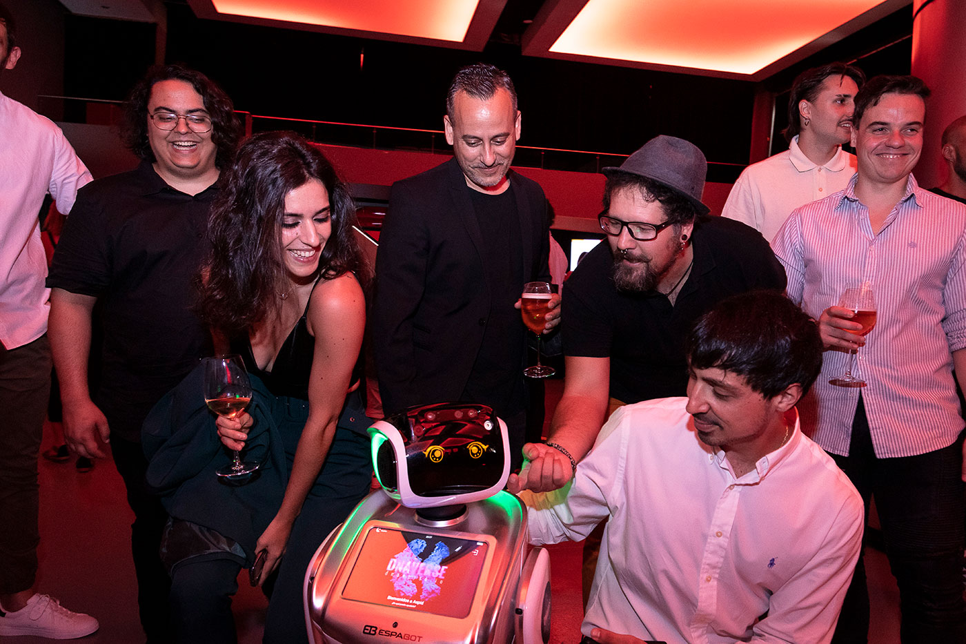 La robot se gan� las caricias de algunos presentes