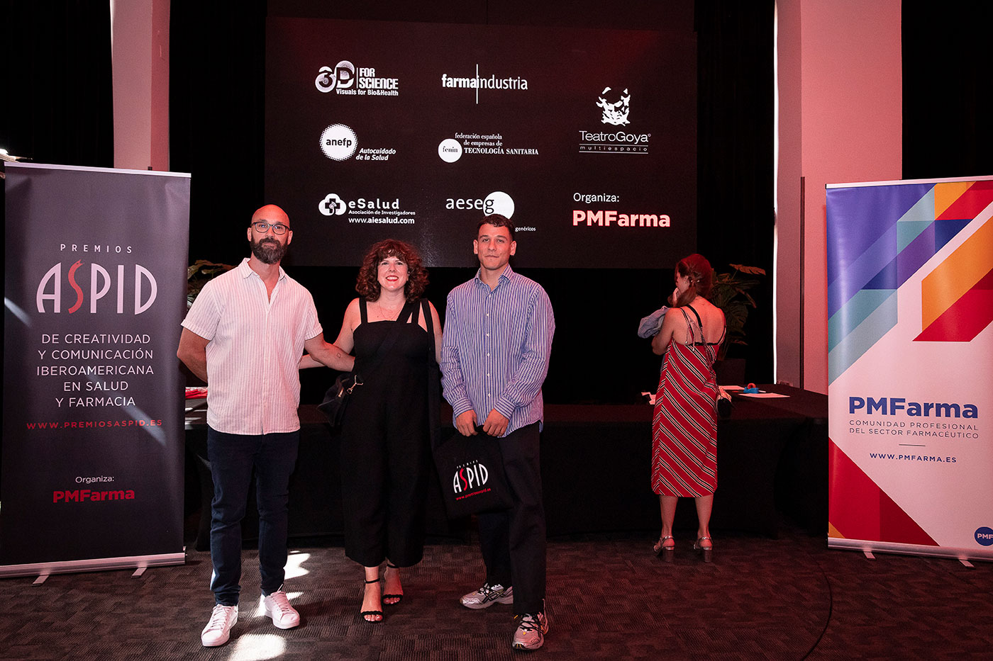Posando en la recepci�n