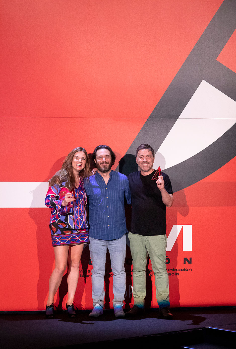 Laura Mart�n de Novartis y David Rodr�guez de APPLE TREE con el presidente del Jurado