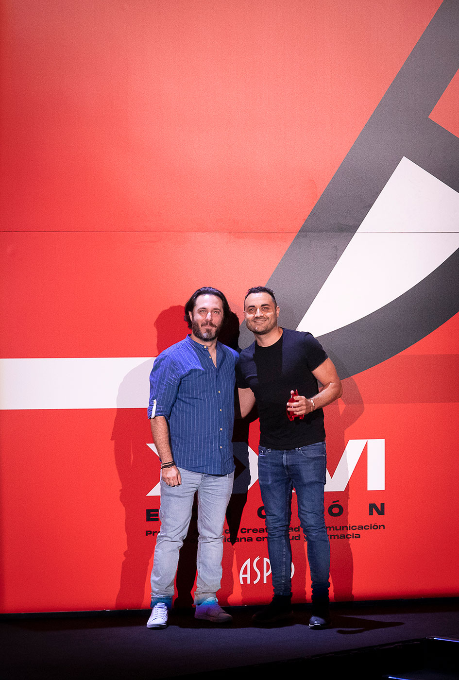 Aitor Borr�s de CIA BCN con el presidente del Jurado, Rodrigo Vicente