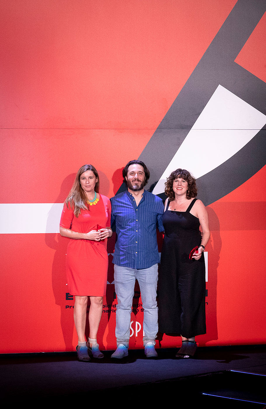 Lara Gris de Bayer Hispania Consumer Health y Esther Mestre de LOLA MullenLowe