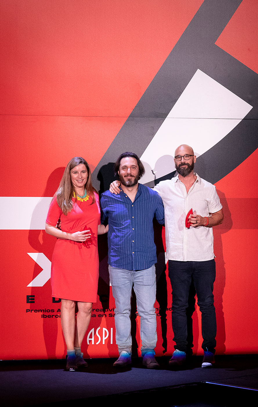 Lara Gris de Bayer Hispania Consumer Health y Nacho O�ate de LOLA MullenLowe