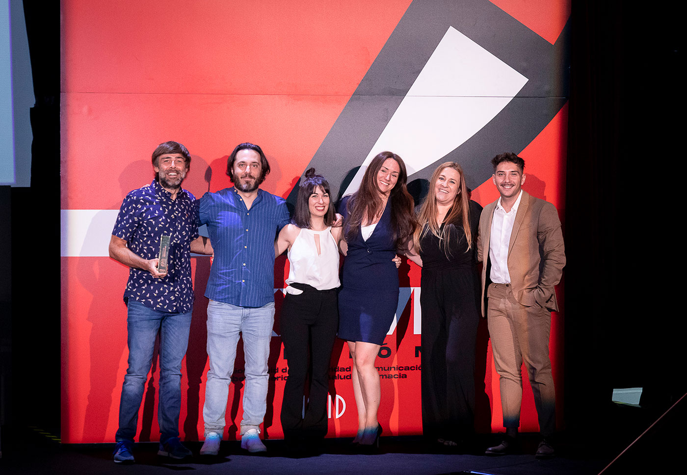 Miguel �ngel Rico y el equipo de Buenosaires recogiendo el Premio especial a la agencia del a�o, la n�mero uno del ranking