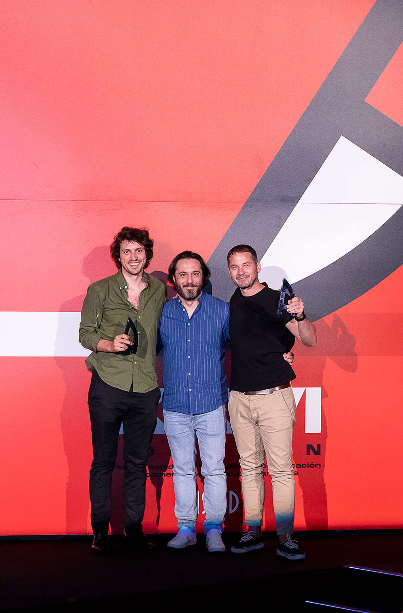 �lvaro Ferrero del Ministerio de Consumo y Natxo D�az de VMLY&R HEALTH con el Aspid Platino