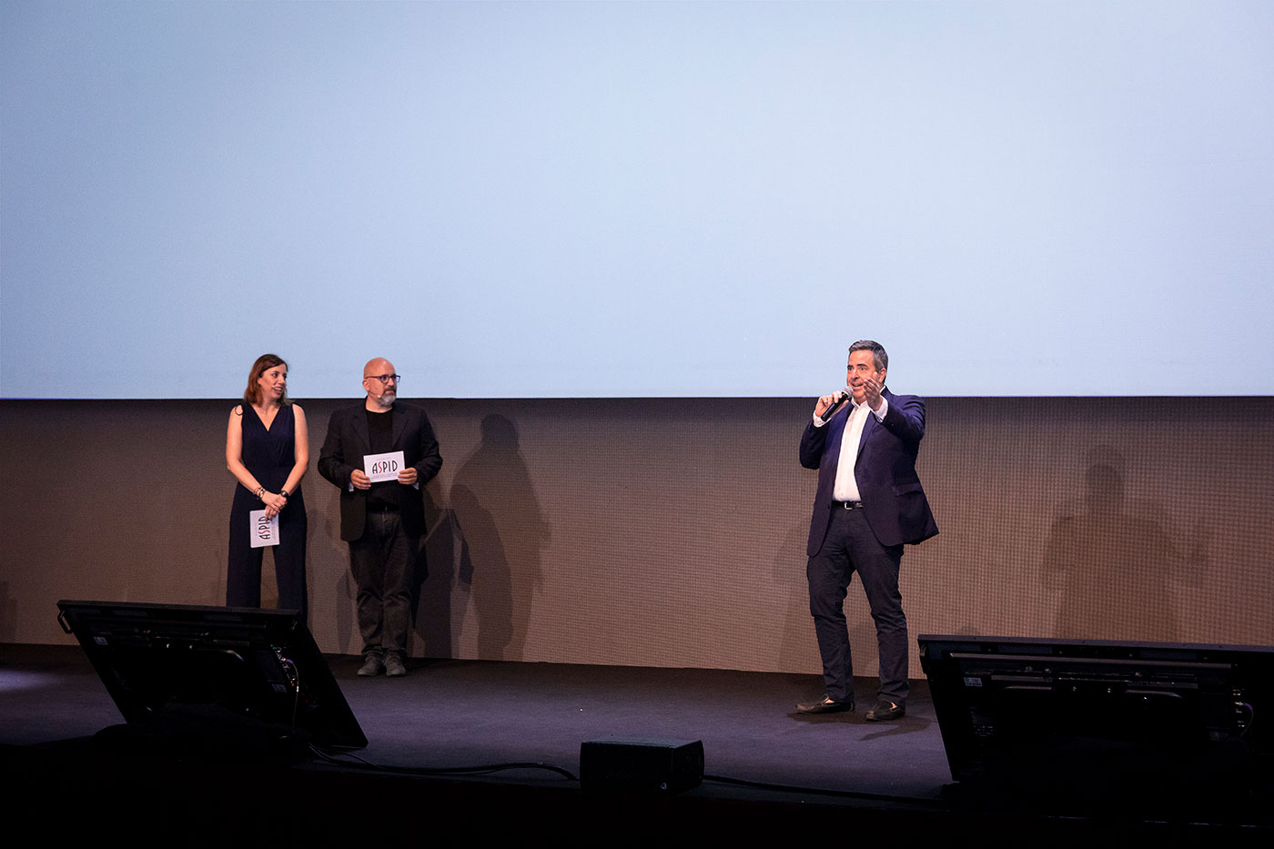 Miguel Fern�ndez de Campinum de Vivactis Simed entregando el Premio Anunciante del A�o