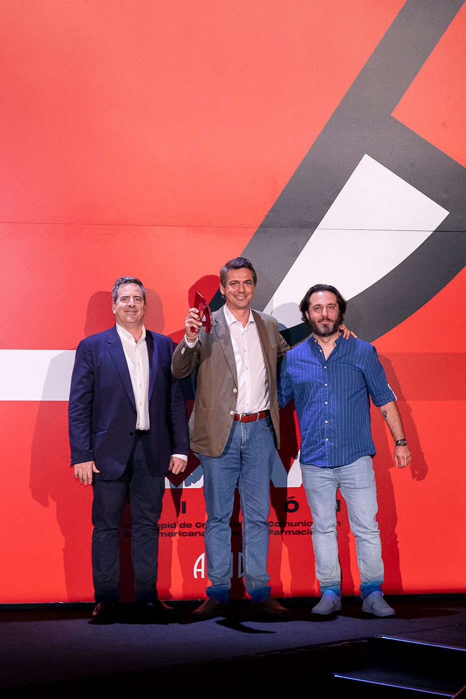 El ganador del Premio Anunciante del A�o con el patrocinador y el Presidente del Jurado