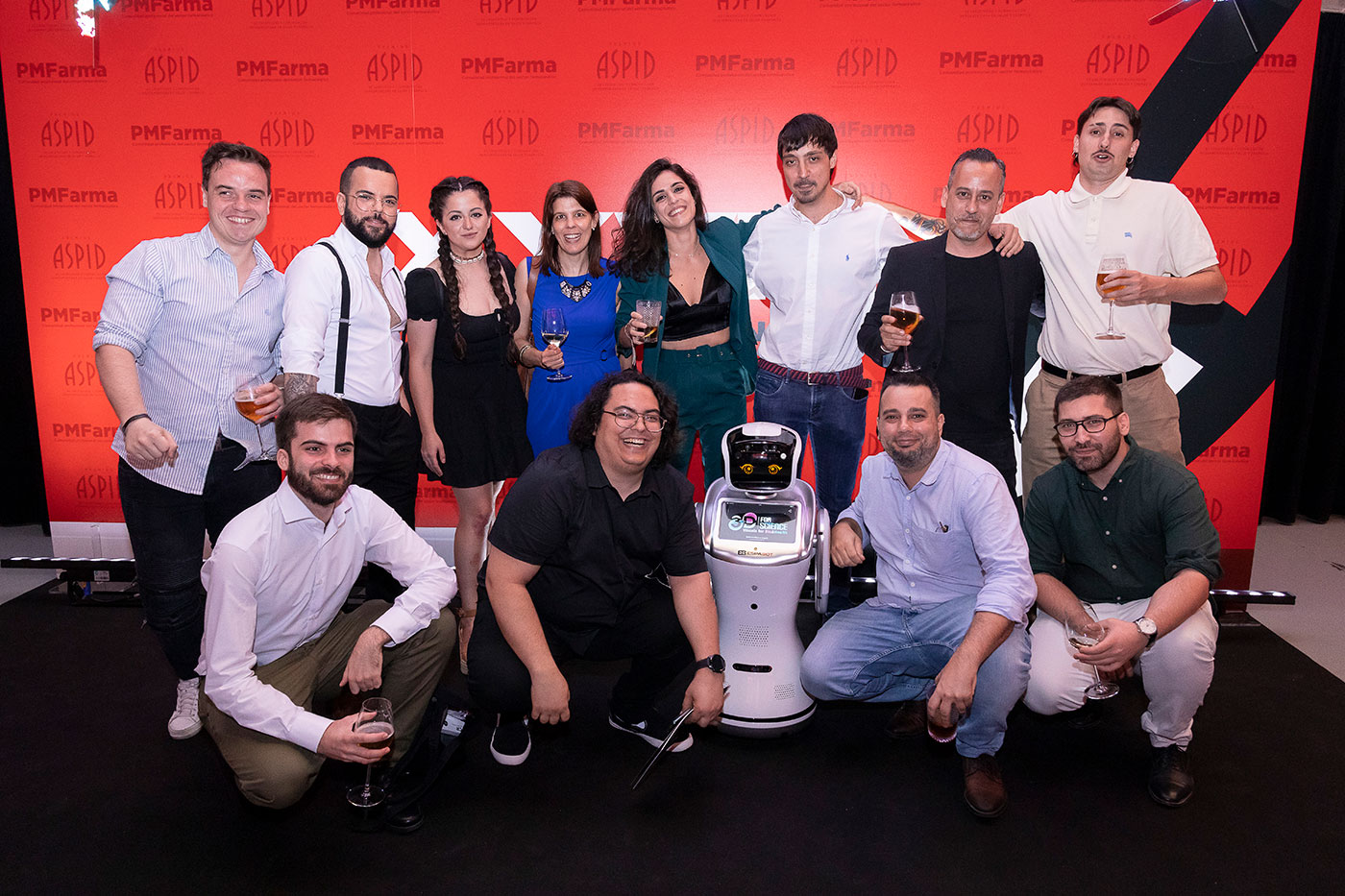 Fotografi�ndose con la robot