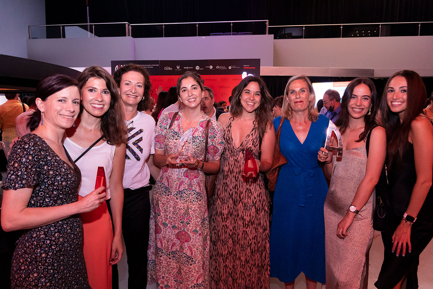 Elvira Arzubialde y parte del equipo VMLY&R