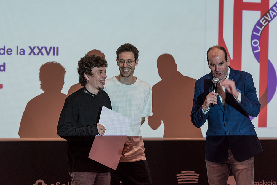Roger Antich comentando con los ganadores del concurso de la imagen Aspid 2023