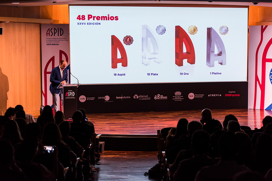Roger Antich presentando los Premios Aspid