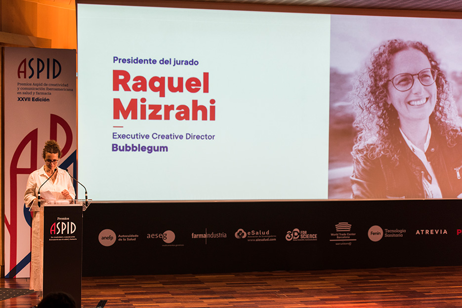 Raquel dio un breve discurso sobre la creatividad a d�a de hoy y el esp�ritu de autocr�tica