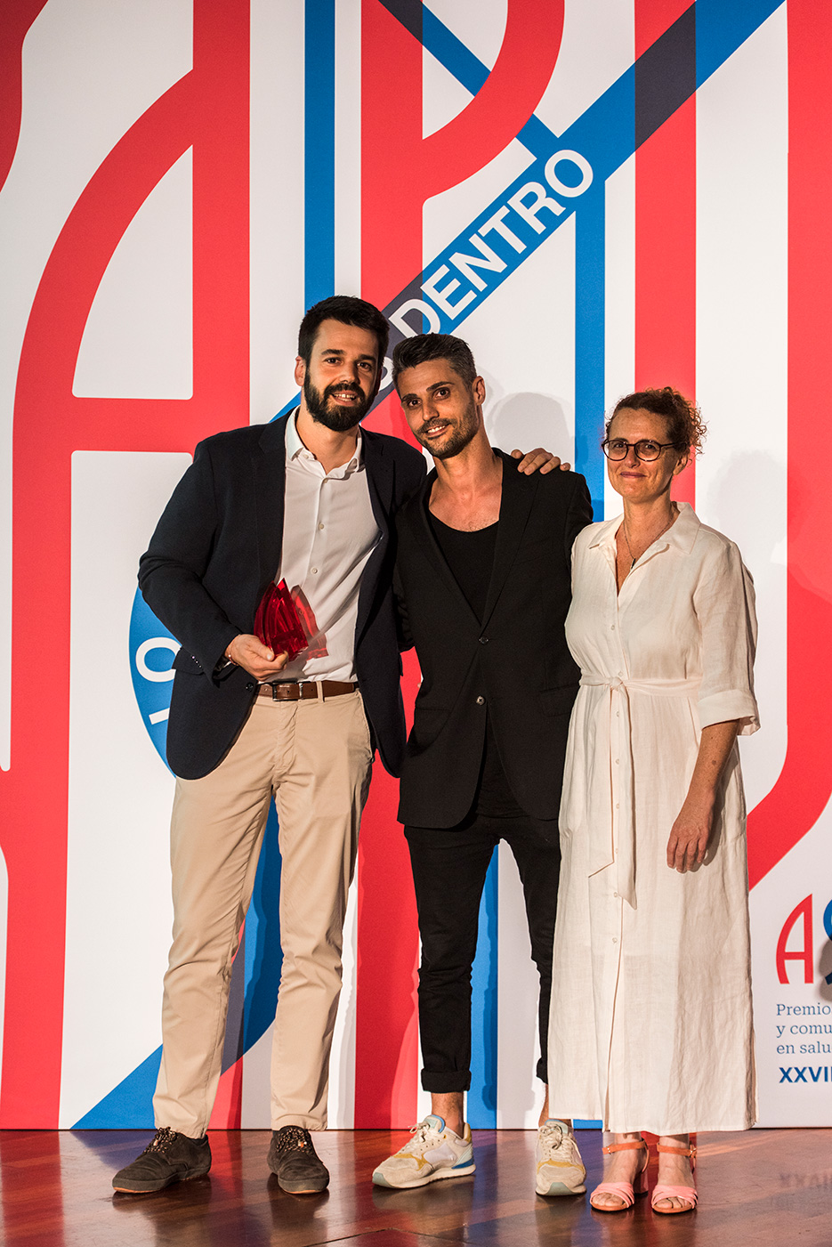 Emilio Arb� de Boehringer Ingelheim y Guillermo Padr� de ADN con la presidenta del Jurado
