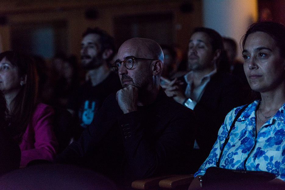 Los espectadores siguieron con atenci�n los videos presentados