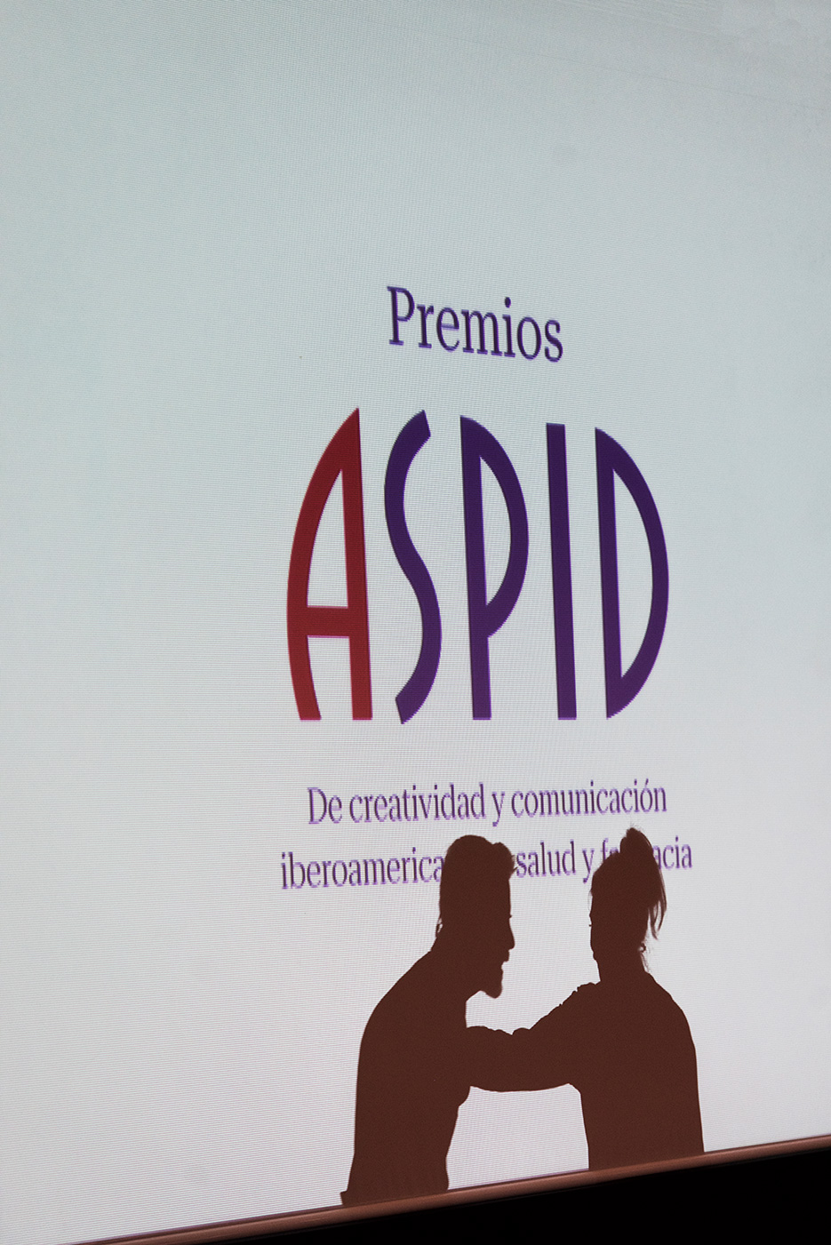 Sombras de los presentadores proyectadas en la pantalla durante una de las impros que amenizaron la Gala