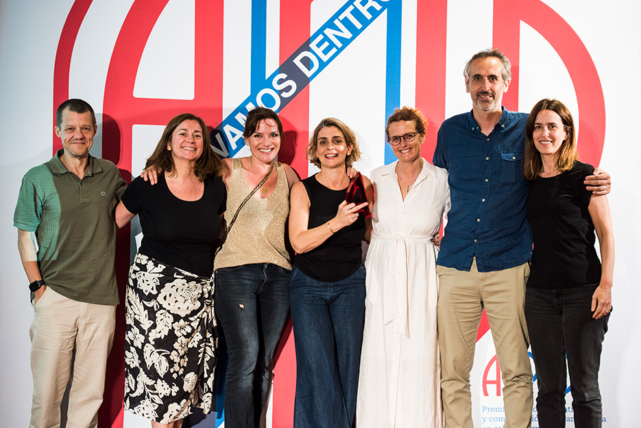 Albert Azemar, Cristina Castro, N�ria Casia, Cristina Aparicio, Xavi Rambla y Ana Rubio de Nova Harriet con la Presidenta del Jurado