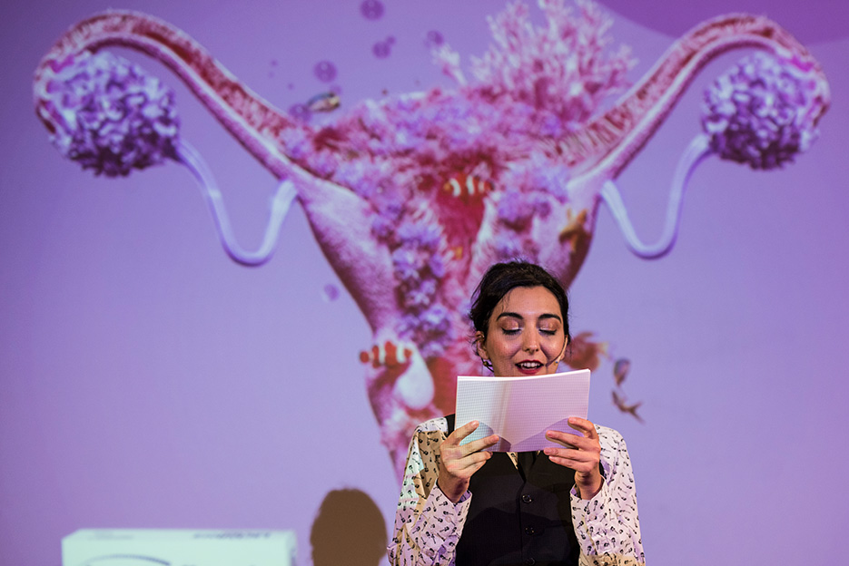 Paloma presentando uno de los videos