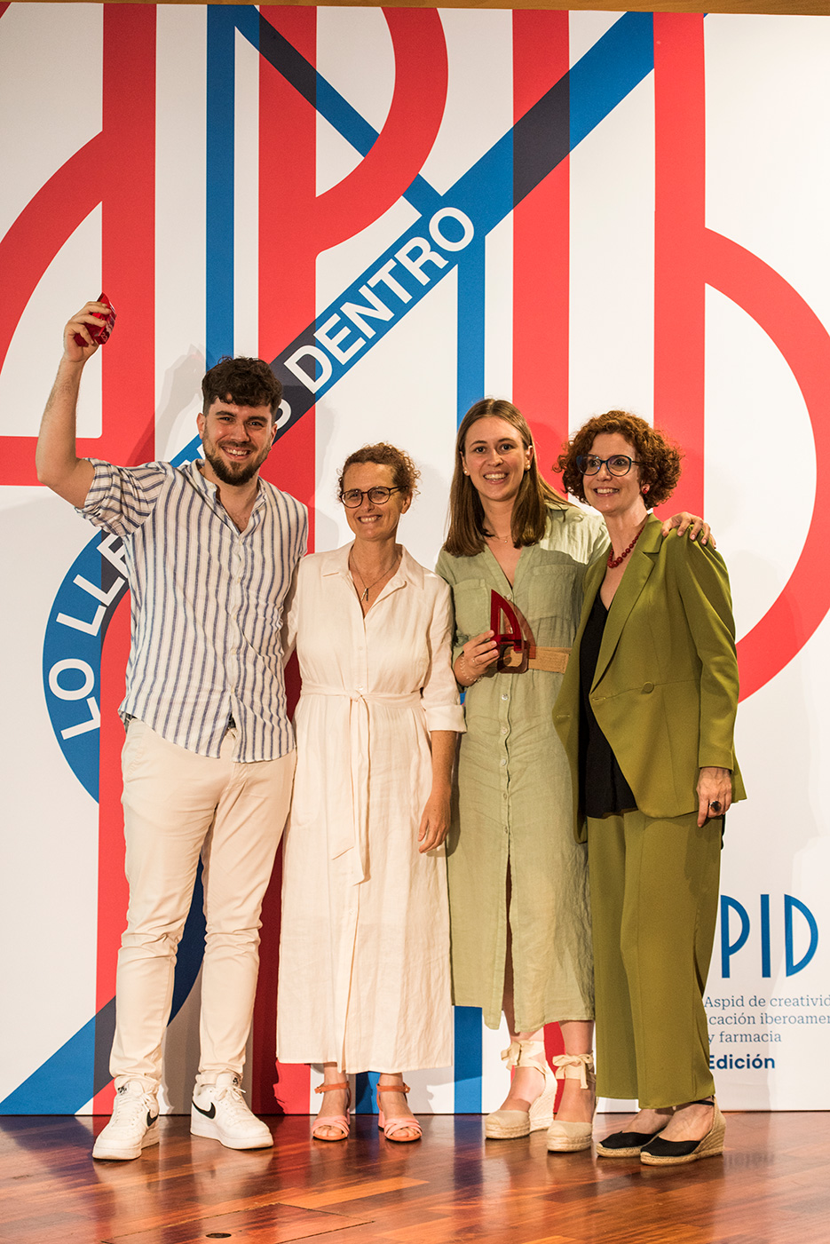 David Font de Viernes con  Nuria Uriach y Elena Sim�n de Laboratorios Laboratorios Stada