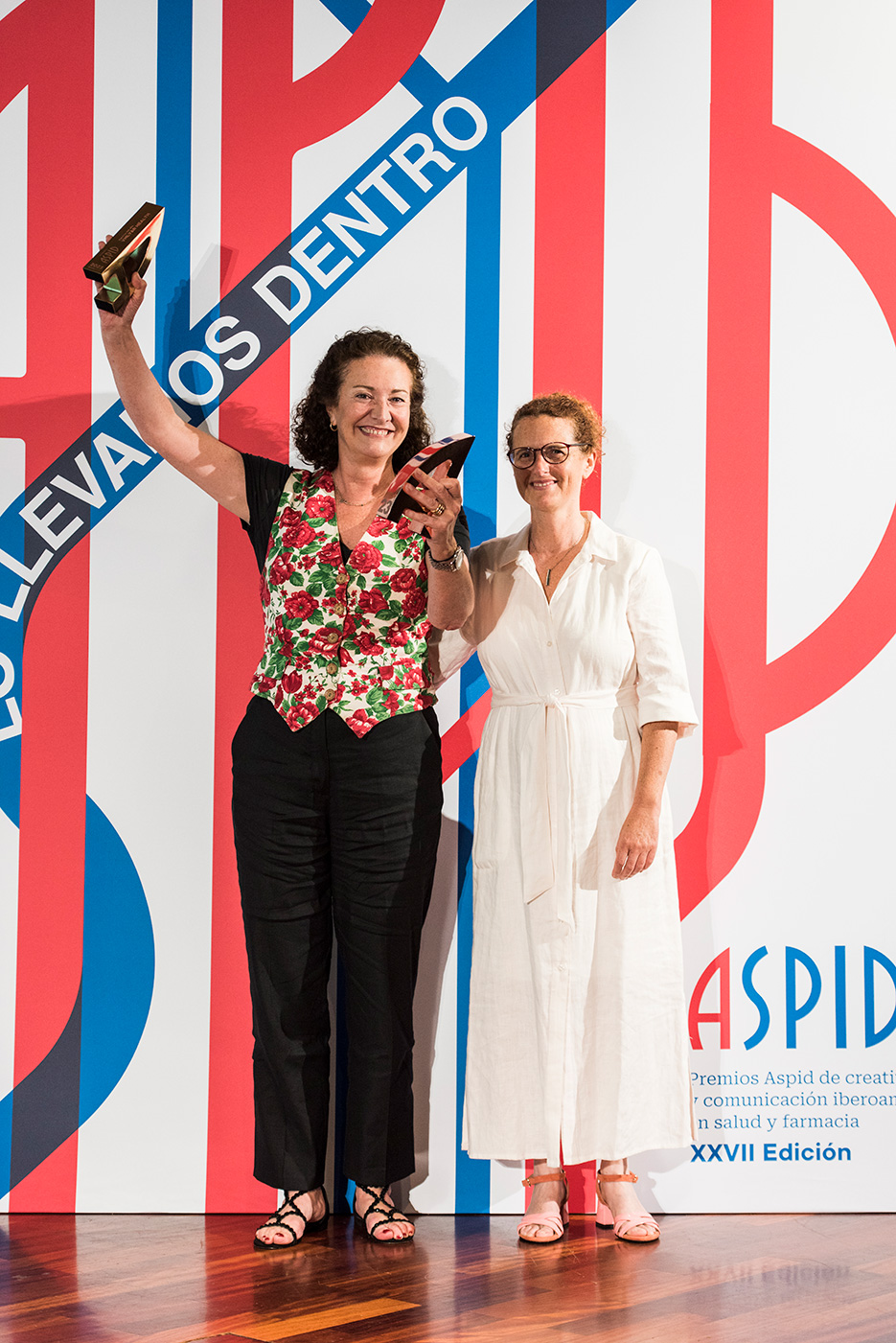 Elvira Arzubialde de VMLY&R Health con la Presidenta del Jurado Raquel Mizrahi de Bubblegum, recogiendo los Premios Agencia del A�o y Agencia m�s premiada